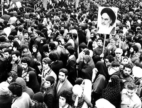  Mirrors: Reflections on the Iranian Revolution - A Labyrinthine Journey Through Identity and Power